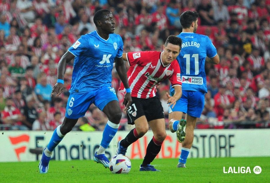 Ander Herrera pelea por un balón en partido de Liga ante el Almería