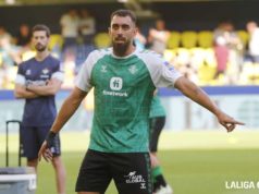 Borja Iglesias en un calentamiento de La Liga con el Real Betis