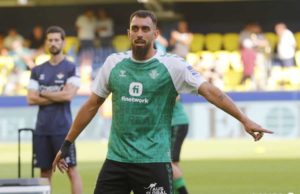 Borja Iglesias en un calentamiento de La Liga con el Real Betis