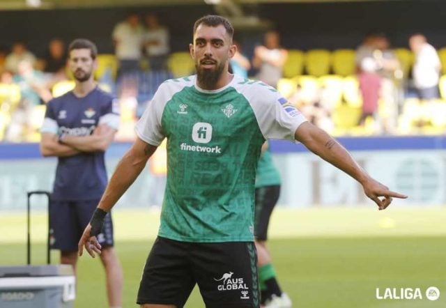 Borja Iglesias en un calentamiento de La Liga con el Real Betis