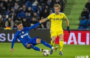 José Ángel Carmona pelea por un balón en el partido entre Getafe y Cádiz CF