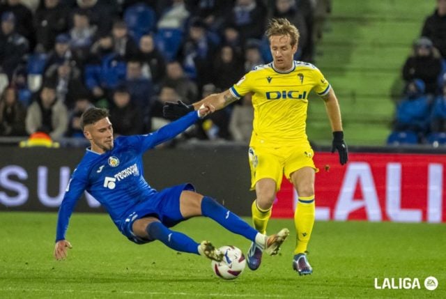 José Ángel Carmona pelea por un balón en el partido entre Getafe y Cádiz CF