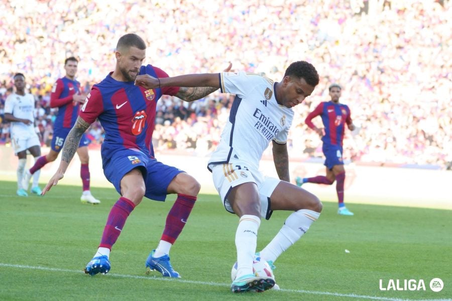 Iñigo Martínez forcejea en un duelo ante Rodrygo en el Clásico de La Liga