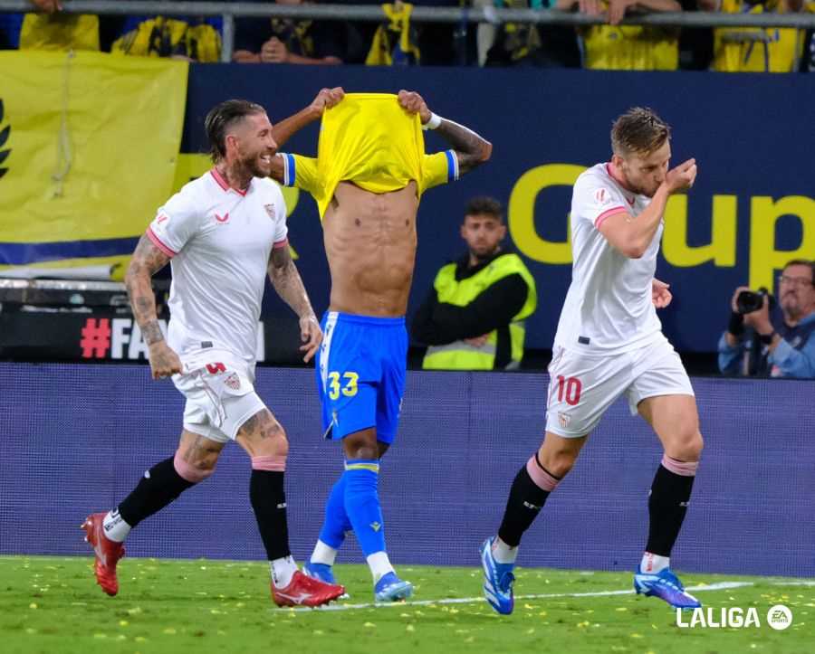 Rakitic celebra un gol con el Sevilla ante el Cádiz en La Liga EA Sports