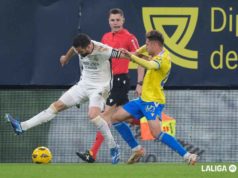 Robert Navarro en un partido de La Liga ante el Real Madrid