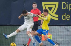 Robert Navarro en un partido de La Liga ante el Real Madrid