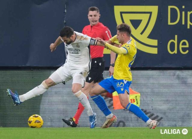 Robert Navarro en un partido de La Liga ante el Real Madrid