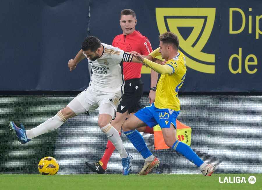 Robert Navarro en un partido de La Liga ante el Real Madrid