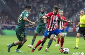 Saúl pelea con el balón ante el Cádiz en La Liga EA Sports