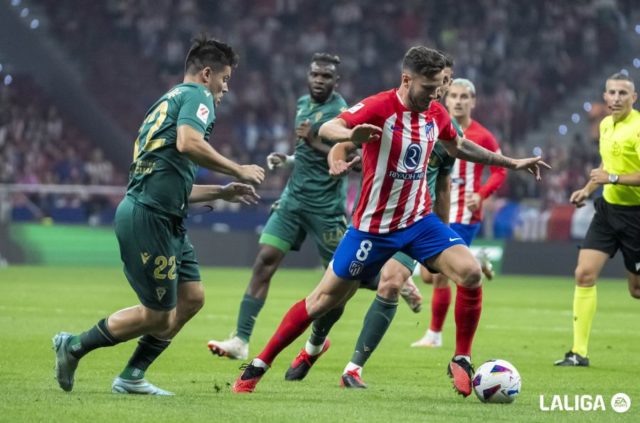 Saúl pelea con el balón ante el Cádiz en La Liga EA Sports