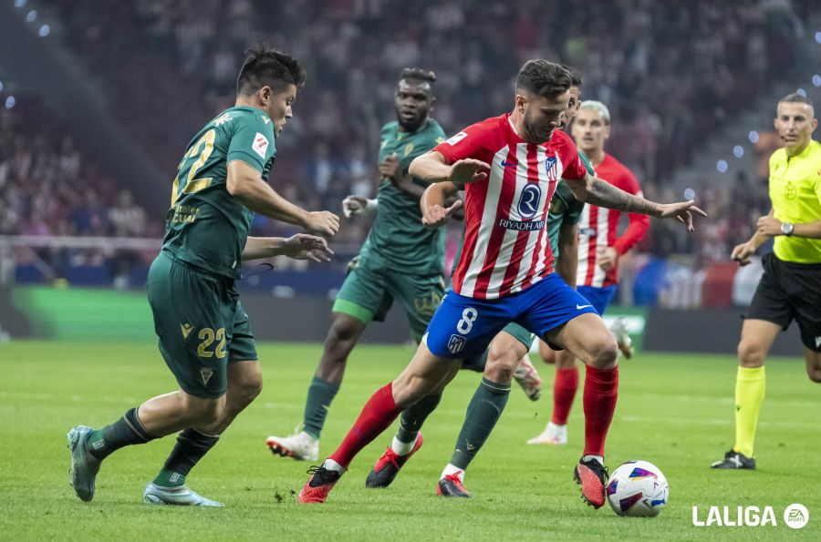 Saúl pelea con el balón ante el Cádiz en La Liga EA Sports
