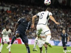 Traoré pelea un balón en un encuentro de La Liga ante el Real Madrid