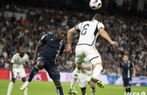 Traoré pelea un balón en un encuentro de La Liga ante el Real Madrid