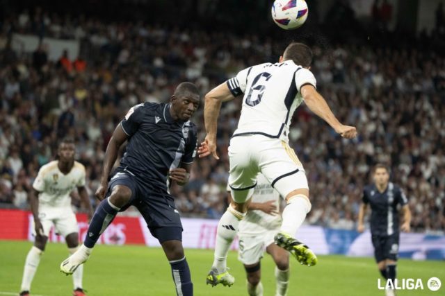 Traoré pelea un balón en un encuentro de La Liga ante el Real Madrid