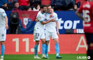 Tsygankov celebra un gol en Liga con el Girona junto a Iván Martín