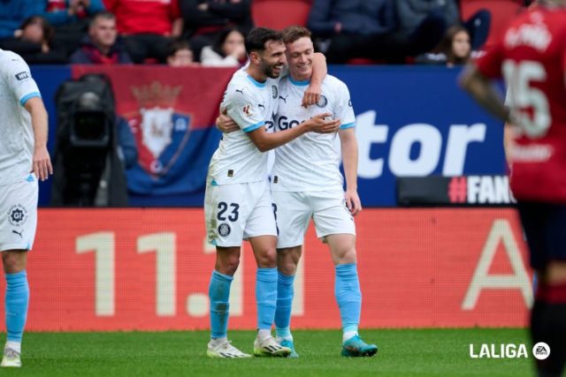 Tsygankov celebra un gol en Liga con el Girona junto a Iván Martín