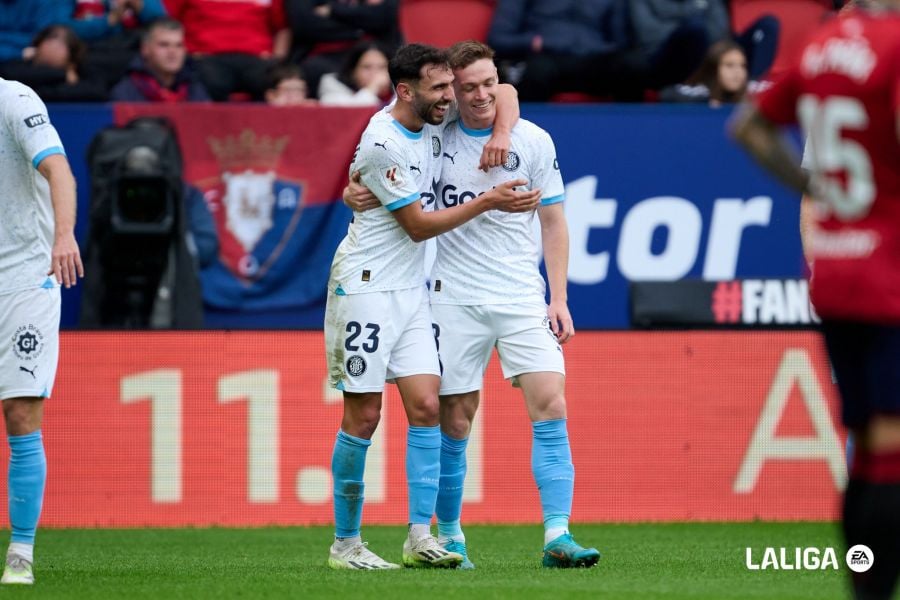 Tsygankov celebra un gol en Liga con el Girona junto a Iván Martín