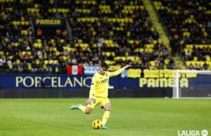 Altimira controla un balón en un encuentro de Liga con el Villarreal