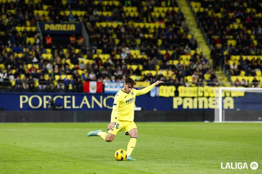 Altimira controla un balón en un encuentro de Liga con el Villarreal