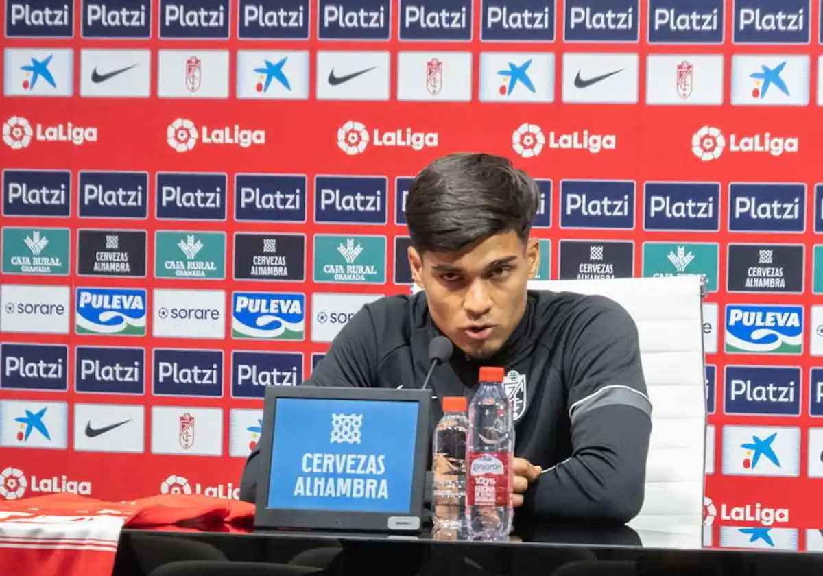 Matías Arezo en su presentación con el Granada CF