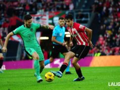 Beñat Prados pelea un balón con el Athletic Club en La Liga