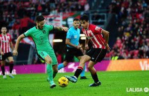 Beñat Prados pelea un balón con el Athletic Club en La Liga