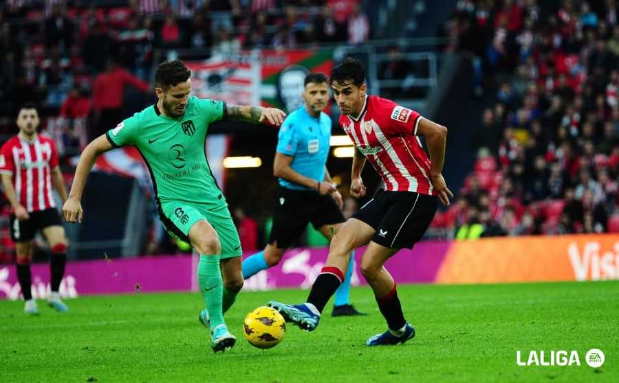 Beñat Prados pelea un balón con el Athletic Club en La Liga