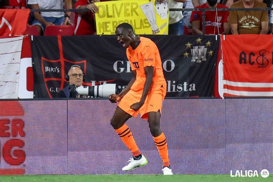 Diakhaby celebra un gol en La Liga con el Valencia CF