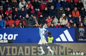 Umar Sadiq celebra un gol con la Real Sociedad en La Liga EA Sports