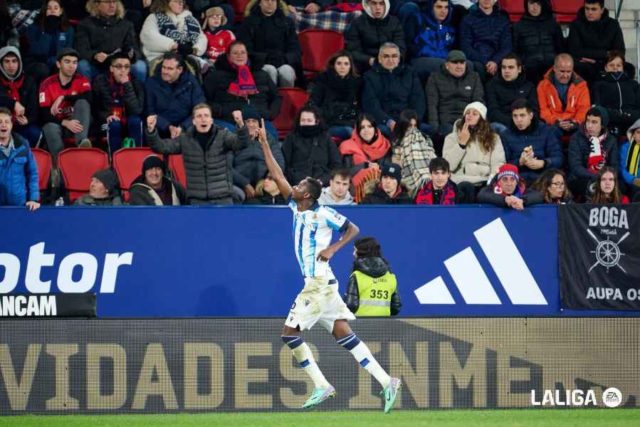 Umar Sadiq celebra un gol con la Real Sociedad en La Liga EA Sports