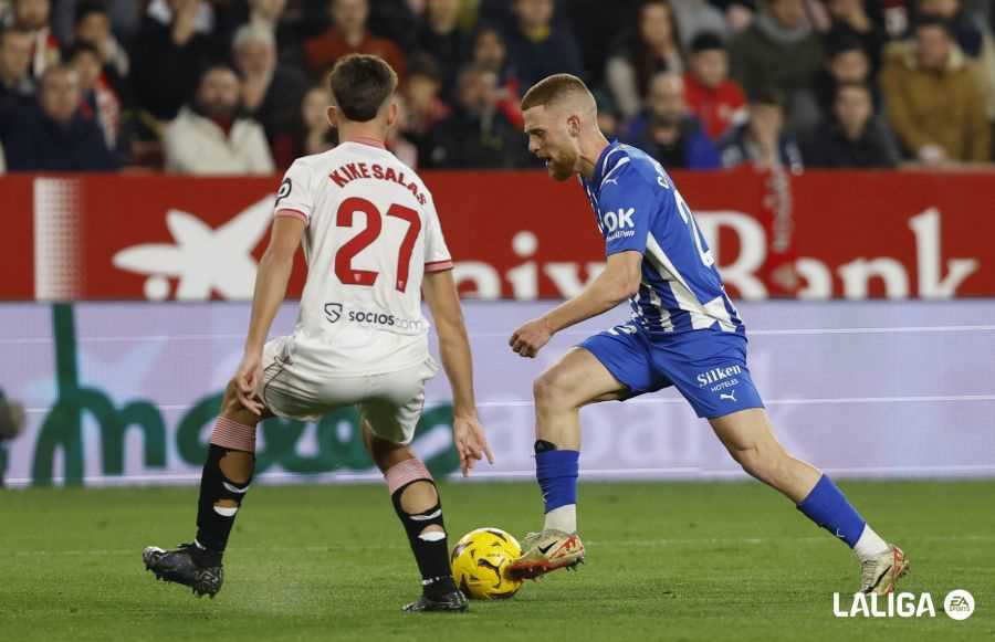 Carlos Vicente en un partido de La Liga con el Deportivo Alavés