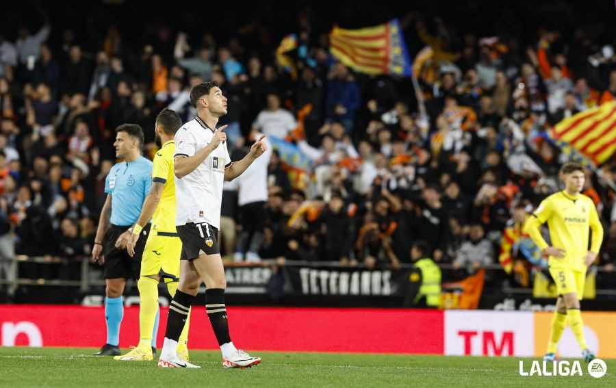 Yaremchuk celebra un gol con el Valencia CF en La Liga EA Sports