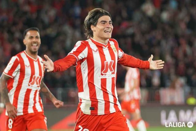 Luka Romero celebrando un gol con el Almería