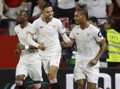 Badé celebra un gol con el Sevilla FC en Liga