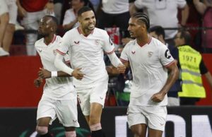 Badé celebra un gol con el Sevilla FC en Liga