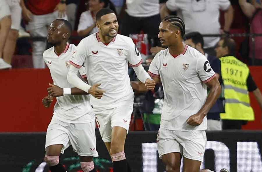 Badé celebra un gol con el Sevilla FC en Liga