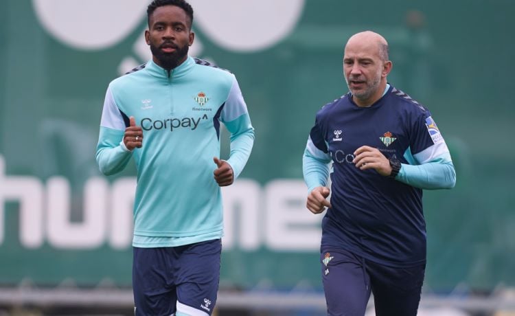 Bakambu, en un entrenamiento con el Betis