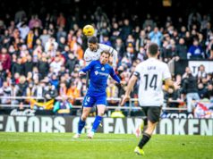 Cenk Ozkacar en un partido de Liga con el Valencia