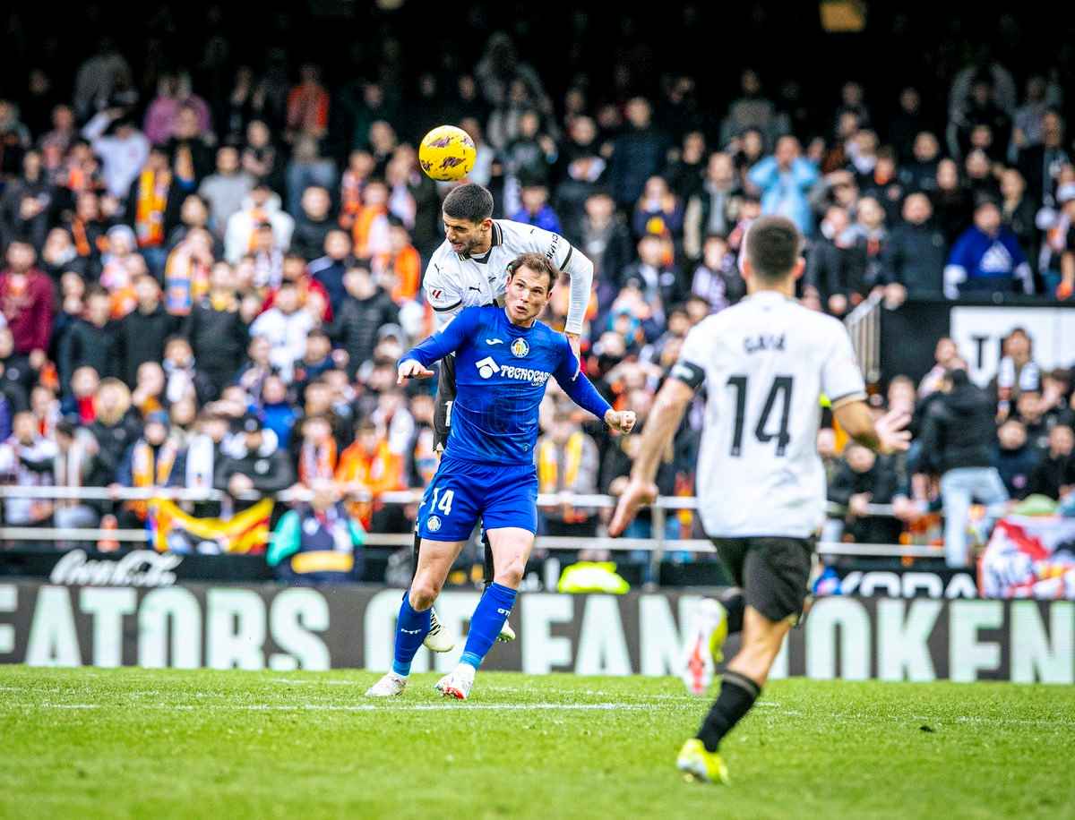 Cenk Ozkacar en un partido de Liga con el Valencia