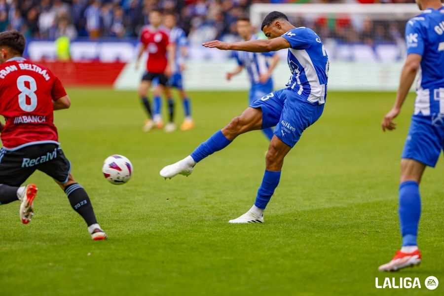 Carlos Benavídez, en un partido de LaLiga con el Alavés