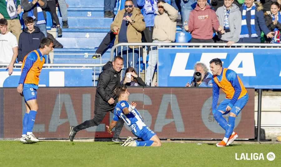 Giuliano Simeone celebra un gol en LaLiga EA Sports