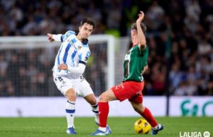 Zubimendi en un partido de Liga con el Alavés ante la Real Sociedad