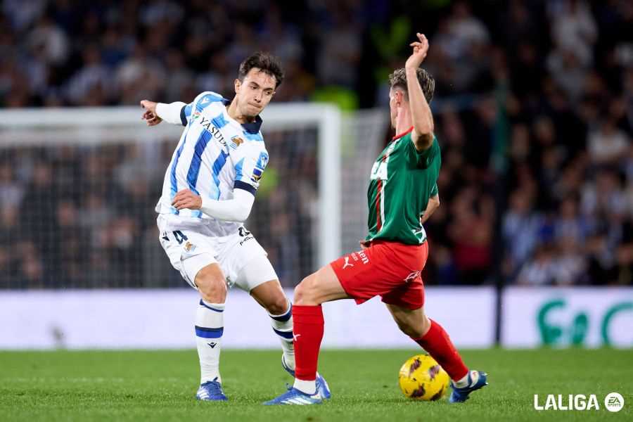 Zubimendi en un partido de Liga con el Alavés ante la Real Sociedad