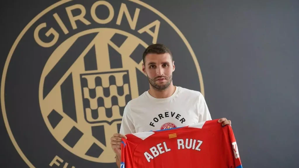 Abel Ruiz posa con la camiseta del Girona FC