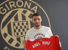 Abel Ruiz posa con la camiseta del Girona FC