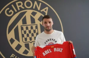 Abel Ruiz posa con la camiseta del Girona FC