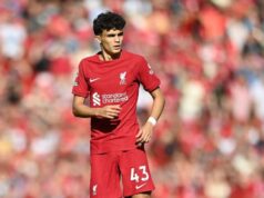 Bajcetic, en un encuentro de Premier con el Liverpool
