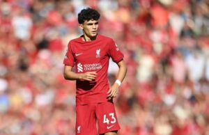 Bajcetic, en un encuentro de Premier con el Liverpool