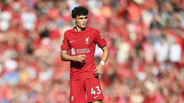 Bajcetic, en un encuentro de Premier con el Liverpool