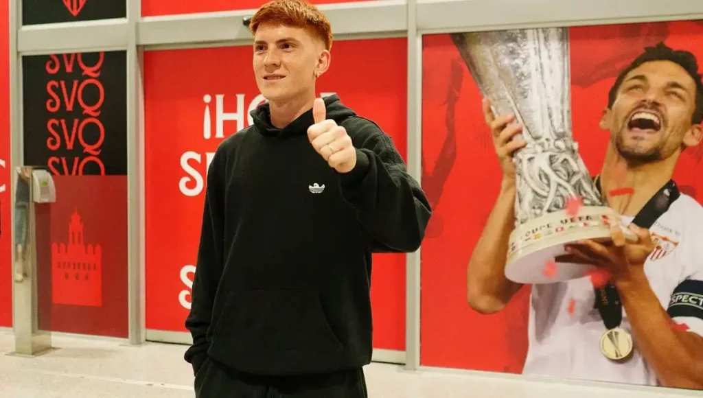 Valentín Barco en su llegada a Sevilla